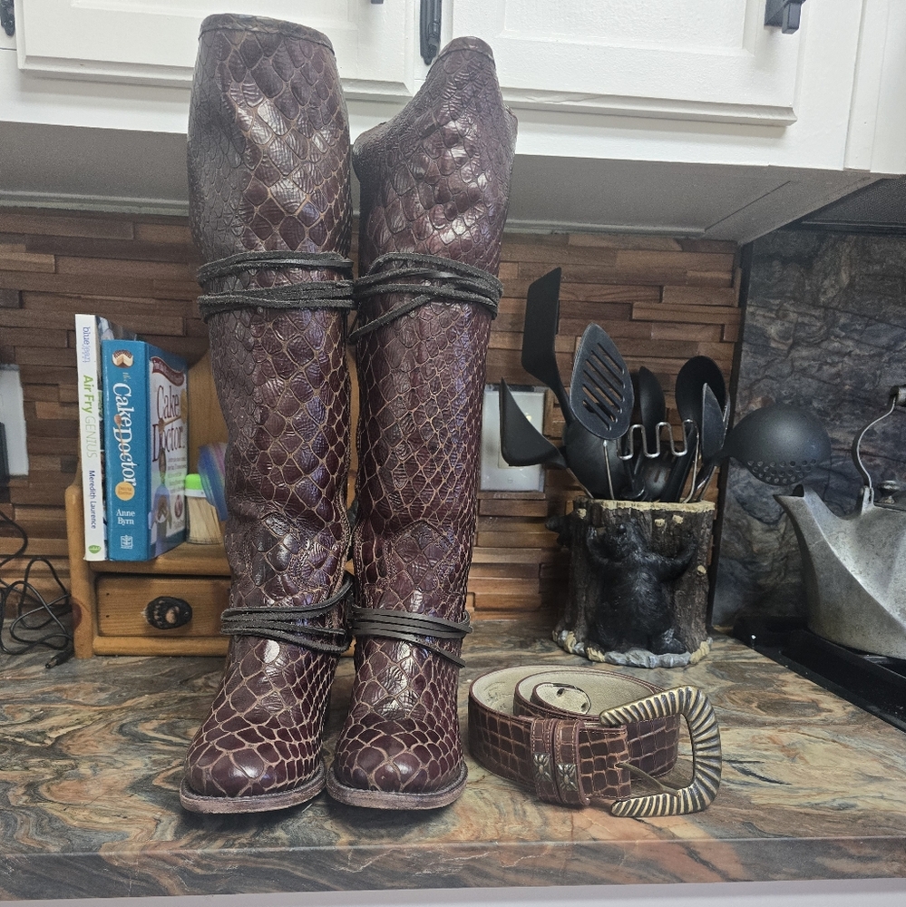 🦄🦄 OG Freebird Cognac Croco Coal Boots, Size 9, UNICORNS! 🦄🦄 and matching belt